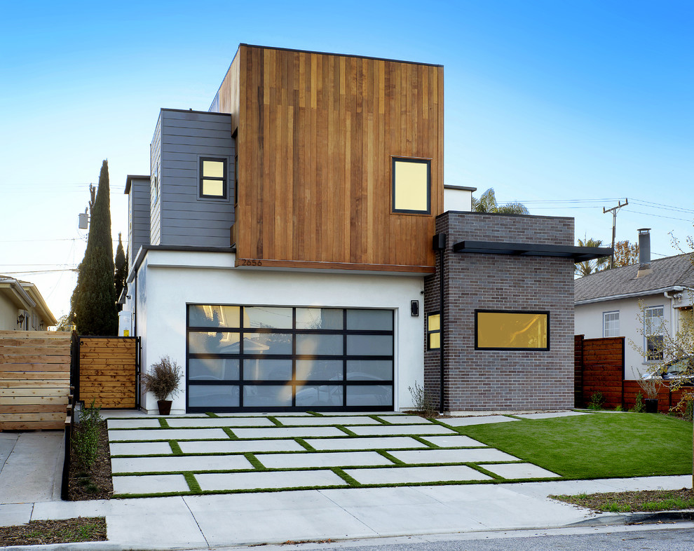 Zweistöckiges Modernes Einfamilienhaus mit Mix-Fassade, bunter Fassadenfarbe und Flachdach in Los Angeles