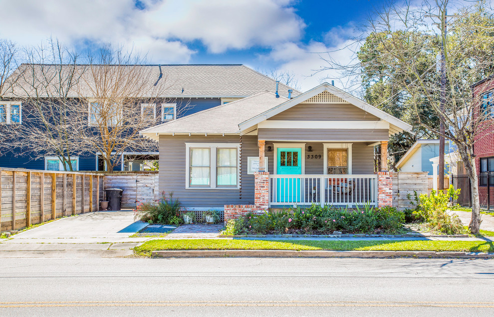 Einstöckiges, Kleines Klassisches Haus mit Vinylfassade, beiger Fassadenfarbe und Satteldach in Houston