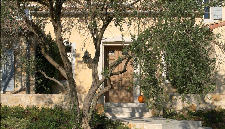 Foto de fachada beige mediterránea con revestimientos combinados
