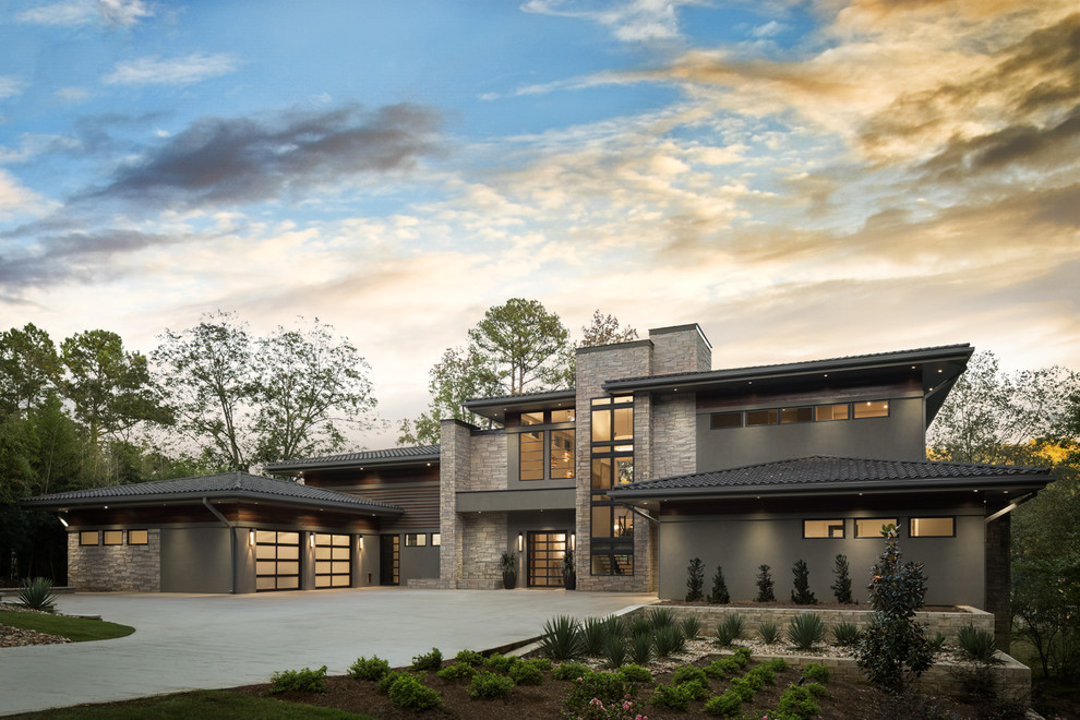 Foto de fachada de casa beige moderna extra grande de tres plantas con revestimientos combinados y tejado de teja de barro