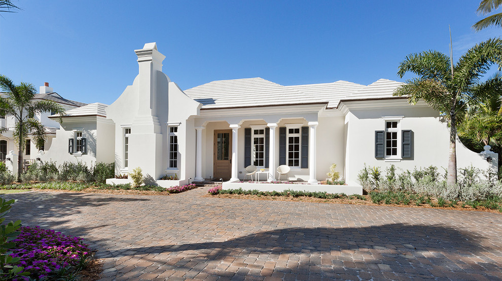 Idee per la villa bianca stile marinaro a un piano di medie dimensioni con tetto a padiglione, rivestimento in cemento e copertura in tegole