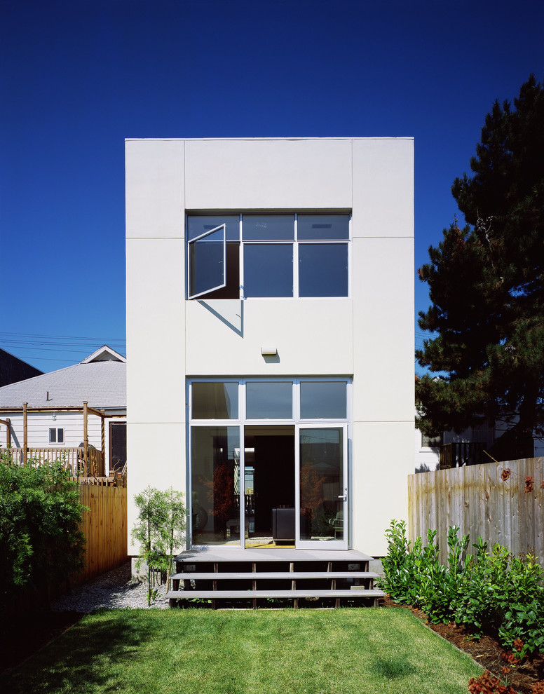 Aménagement d'une façade de maison moderne de taille moyenne et à un étage.