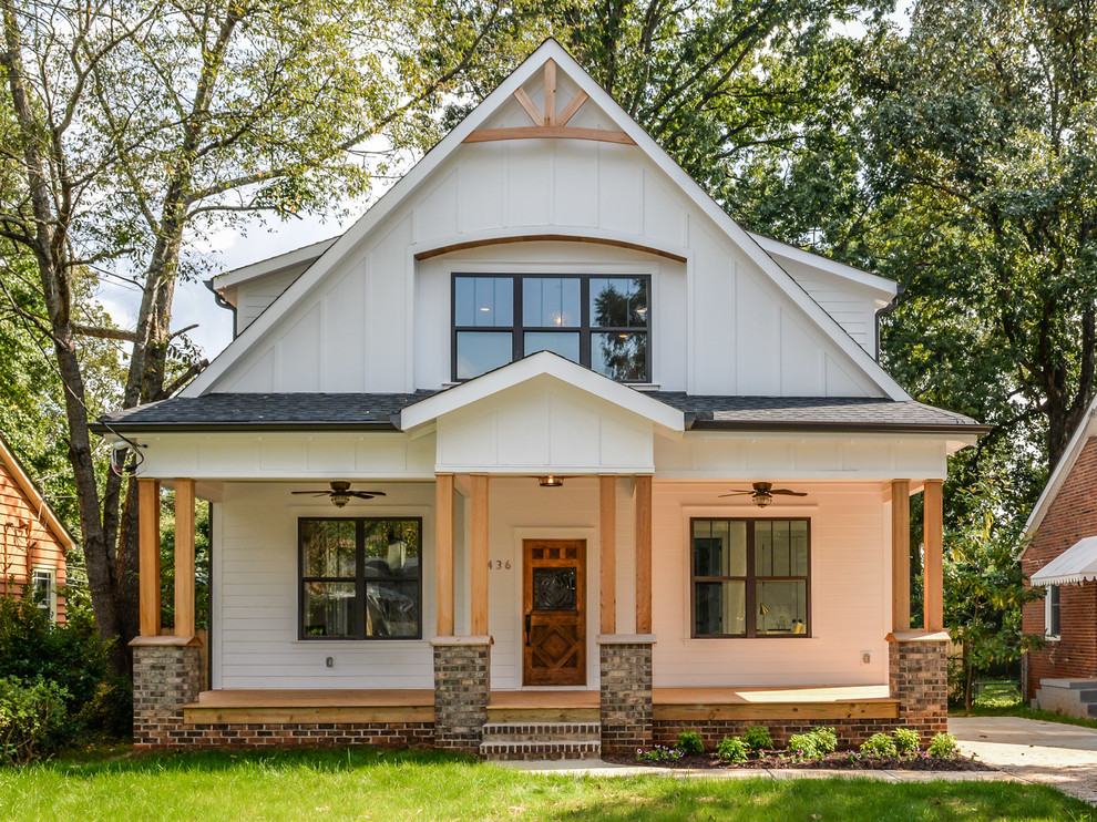 Foto de fachada de casa blanca de estilo americano grande de dos plantas con revestimiento de madera, tejado a dos aguas y tejado de teja de madera