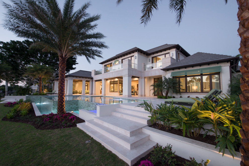 Zweistöckiges Maritimes Einfamilienhaus mit Steinfassade, beiger Fassadenfarbe und Ziegeldach in Miami