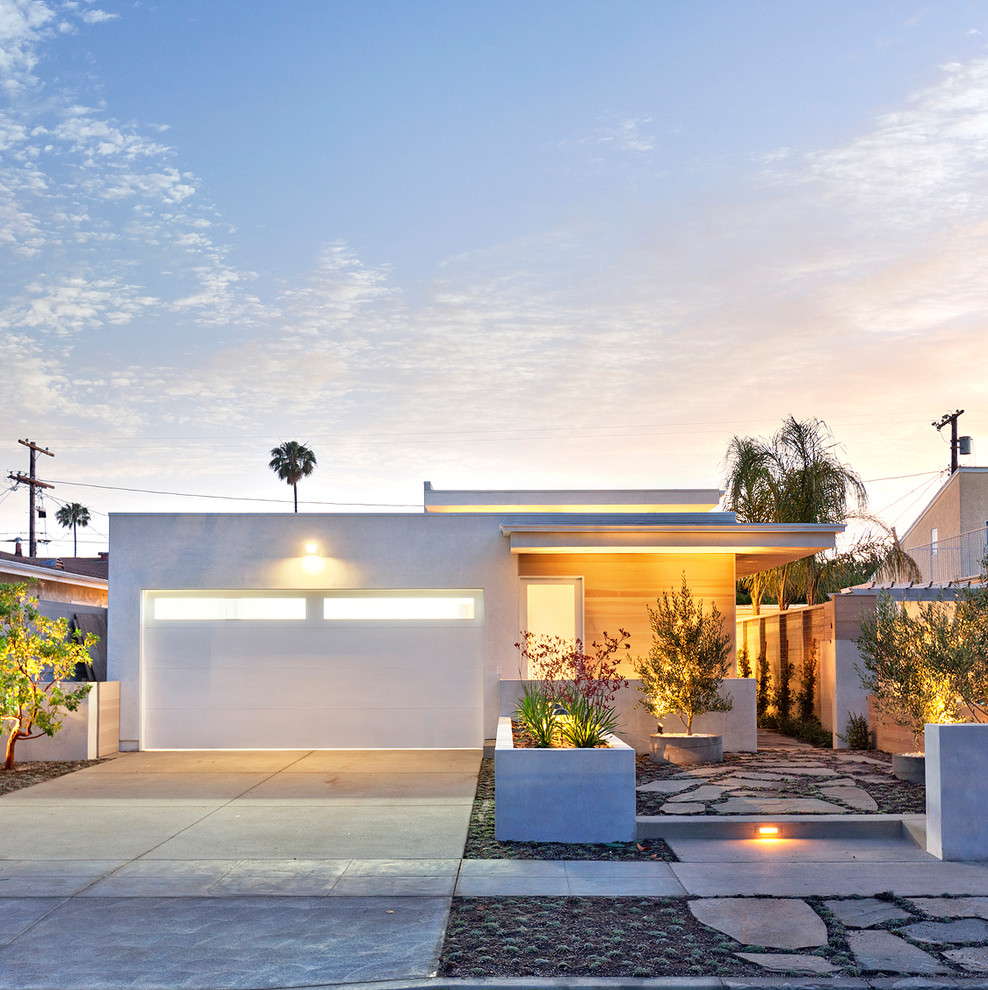 Einstöckiges Modernes Einfamilienhaus mit weißer Fassadenfarbe, Flachdach und Mix-Fassade in Sonstige