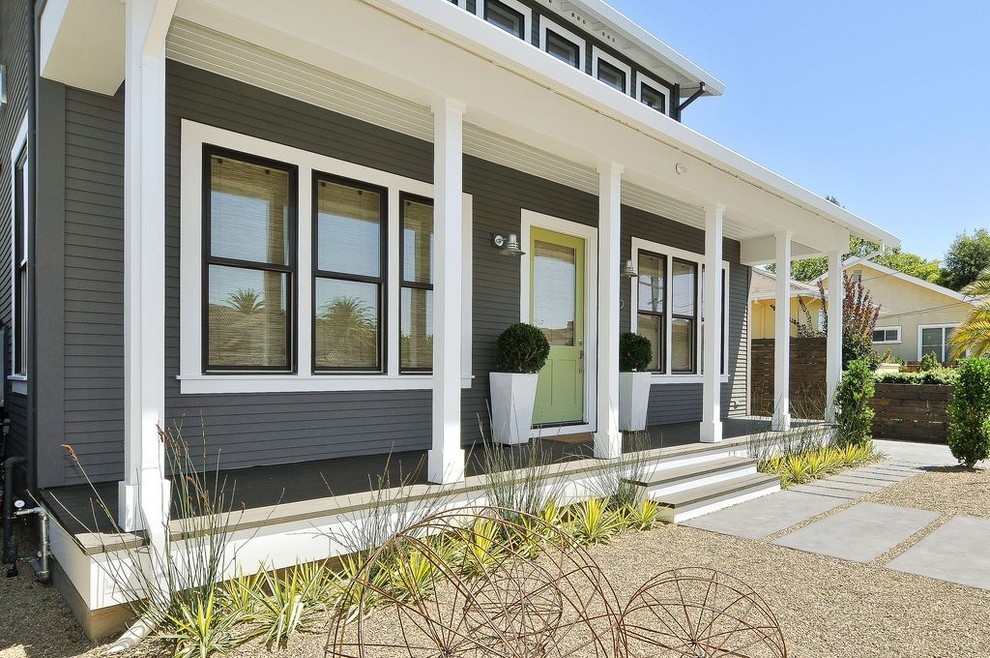 Mittelgroßes, Einstöckiges Klassisches Einfamilienhaus mit Vinylfassade, grauer Fassadenfarbe, Satteldach und Schindeldach in San Francisco