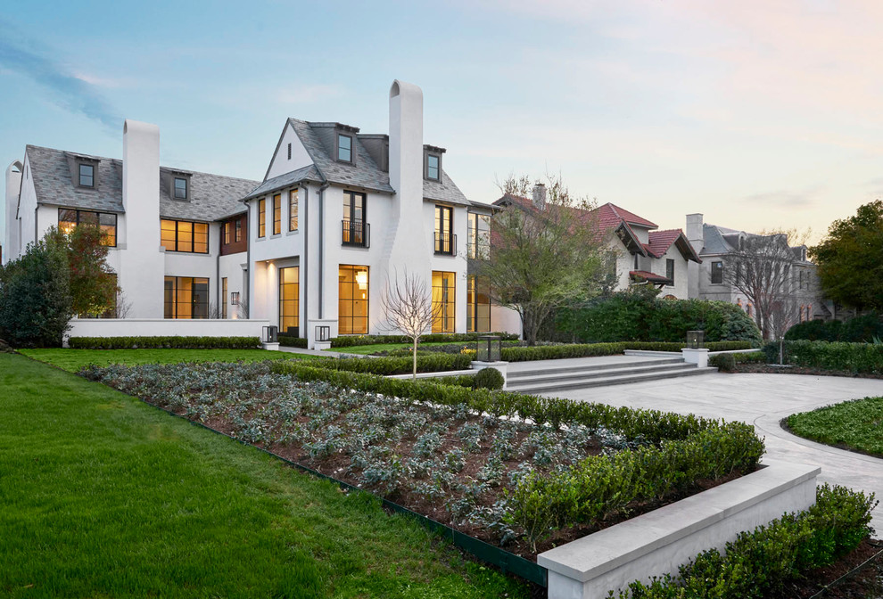 Großes, Zweistöckiges Modernes Haus mit weißer Fassadenfarbe in Dallas