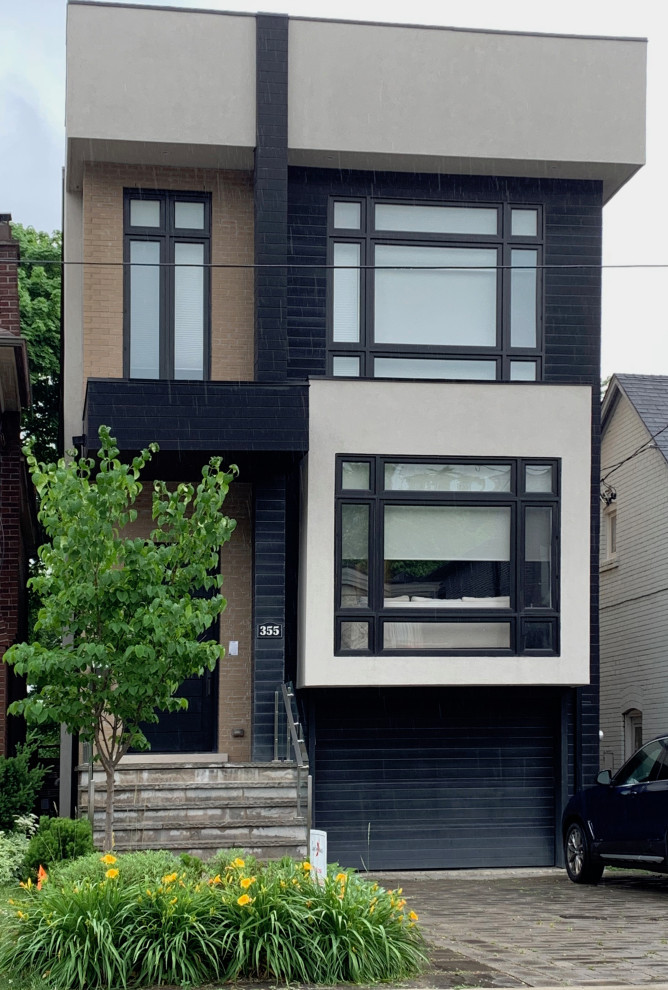 Immagine della micro casa piccola multicolore moderna a due piani con tetto piano e copertura mista