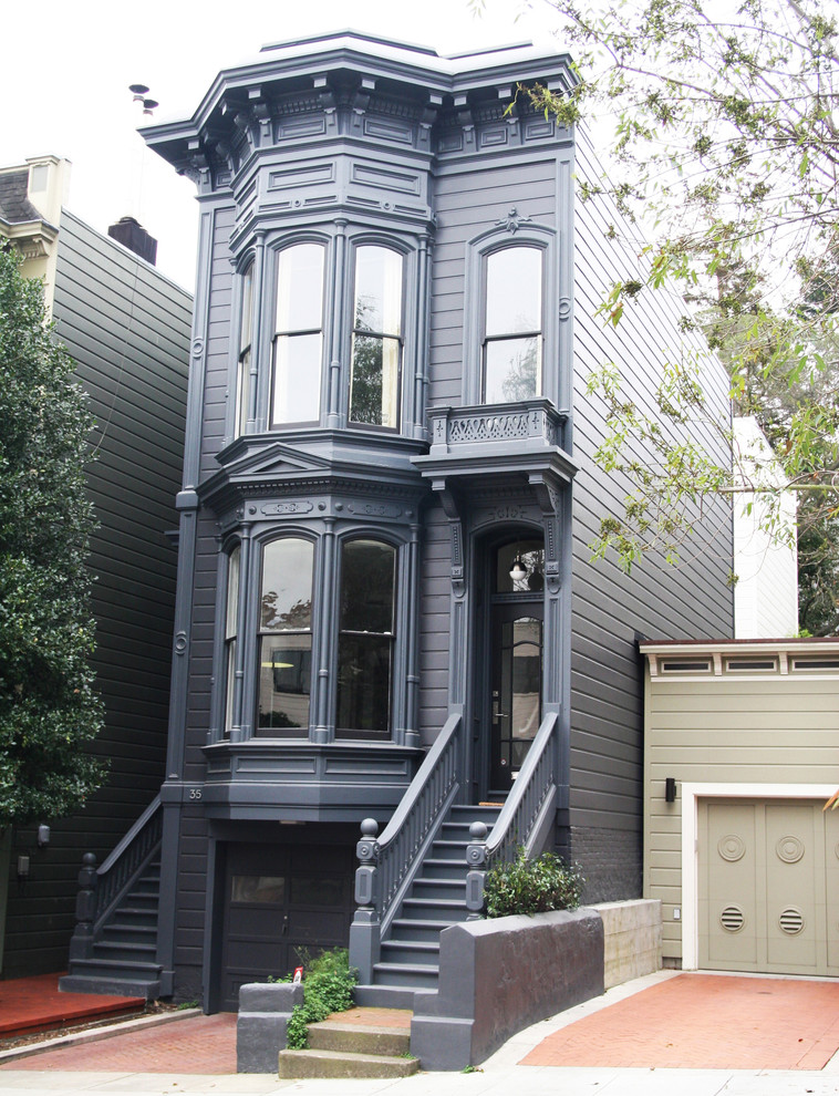サンフランシスコにあるヴィクトリアン調のおしゃれな三階建ての家 (外階段) の写真