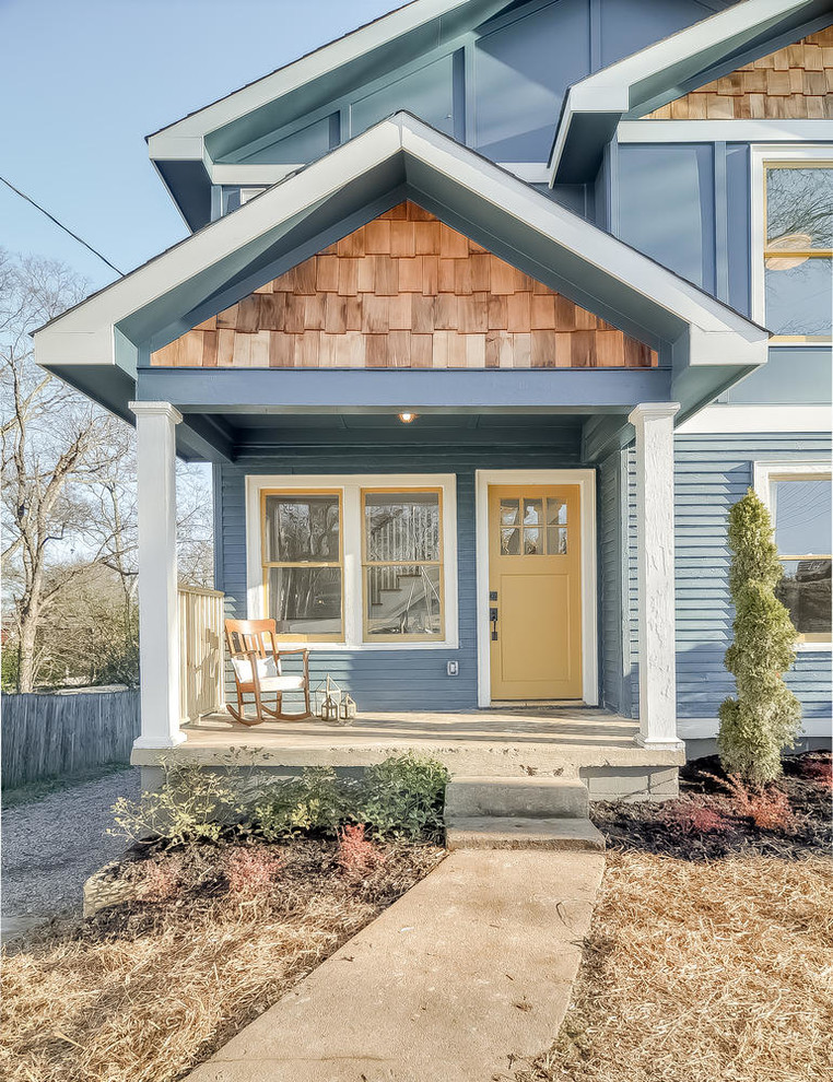 Mittelgroße, Zweistöckige Shabby-Look Holzfassade Haus mit blauer Fassadenfarbe und Satteldach in Nashville
