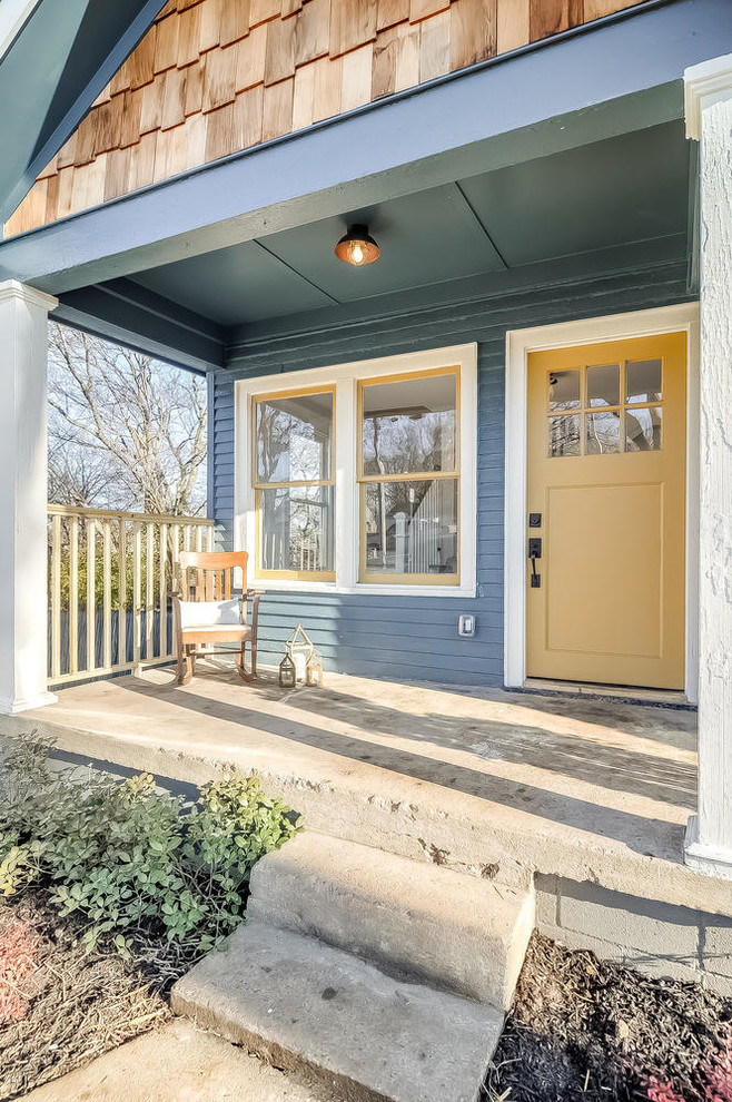 Mittelgroße, Zweistöckige Shabby-Style Holzfassade Haus mit blauer Fassadenfarbe und Satteldach in Nashville