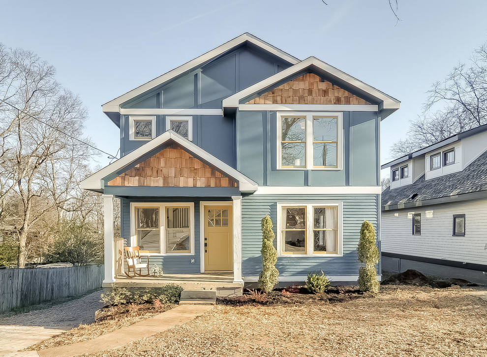 Идея дизайна: двухэтажный, деревянный, синий дом среднего размера в стиле шебби-шик с двускатной крышей
