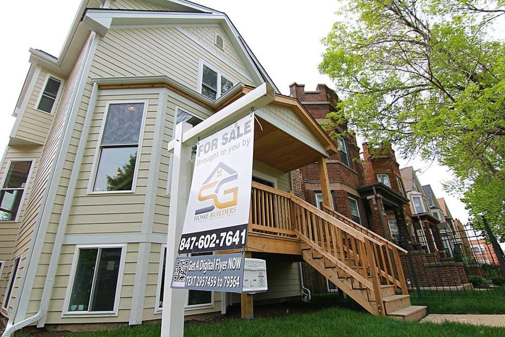 Exemple d'une façade de maison jaune en béton de taille moyenne et à un étage avec un toit à deux pans.