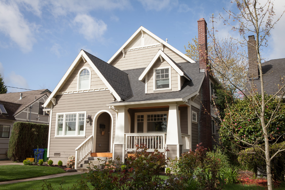 Mittelgroßes, Zweistöckiges Uriges Haus mit beiger Fassadenfarbe, Walmdach und Schindeldach in Orange County