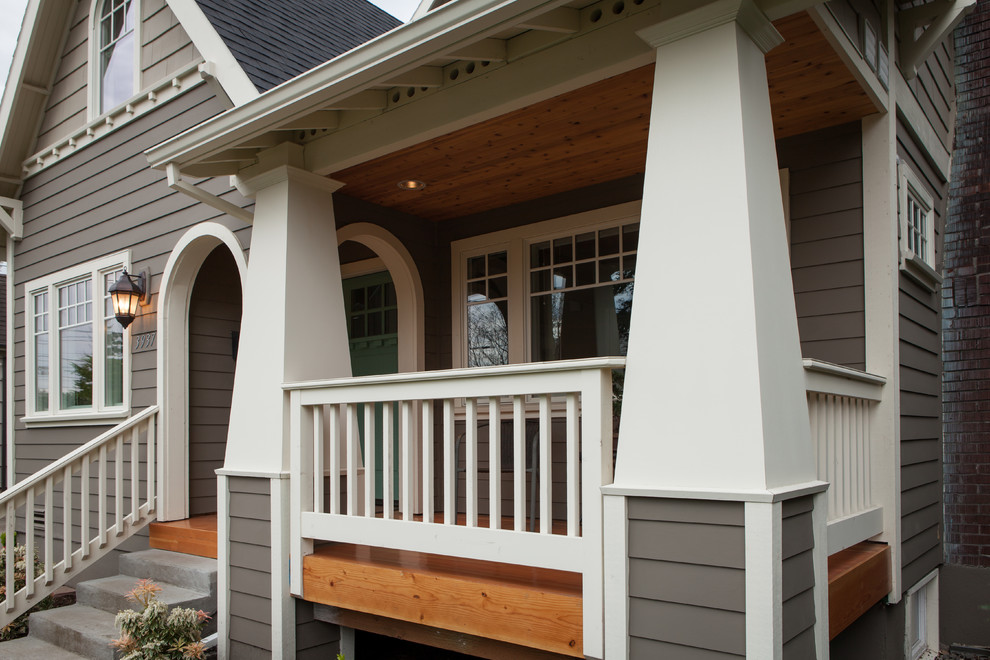 Diseño de fachada de casa beige de estilo americano de tamaño medio de dos plantas con revestimiento de madera, tejado a cuatro aguas y tejado de teja de madera