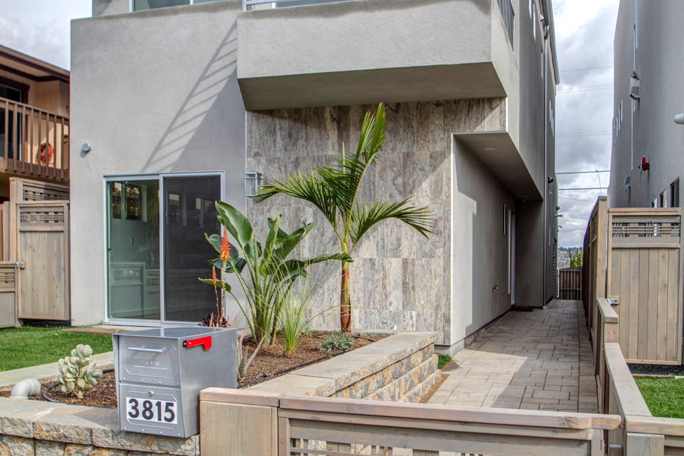 Zweistöckiges Modernes Haus mit Steinfassade in San Diego