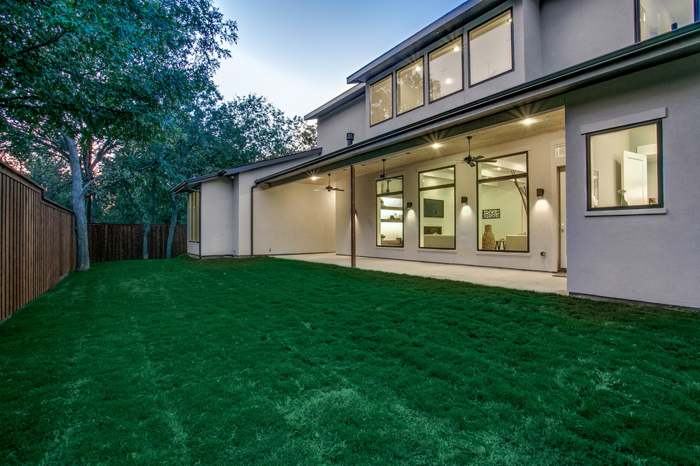 Идея дизайна: двор среднего размера на заднем дворе в стиле модернизм с покрытием из бетонных плит и навесом