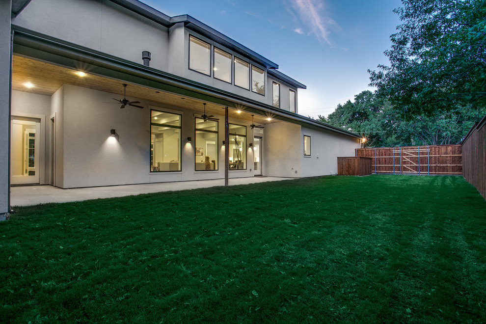 Идея дизайна: двор среднего размера на заднем дворе в стиле модернизм с покрытием из бетонных плит и навесом