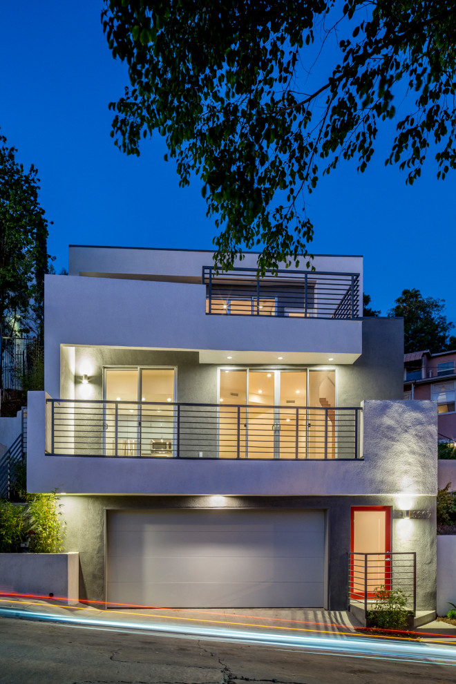Inspiration for a small and white contemporary render detached house in Los Angeles with three floors and a flat roof.