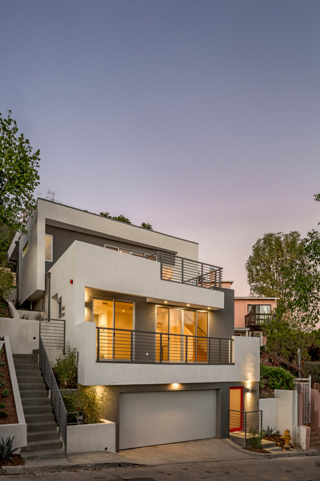Kleines, Dreistöckiges Modernes Einfamilienhaus mit Putzfassade, weißer Fassadenfarbe und Flachdach in Los Angeles