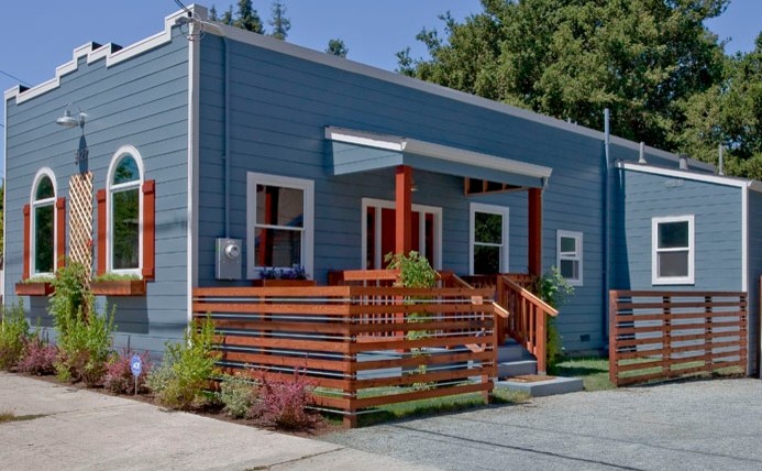 Источник вдохновения для домашнего уюта: маленький, одноэтажный, деревянный, синий частный загородный дом в стиле кантри с плоской крышей для на участке и в саду