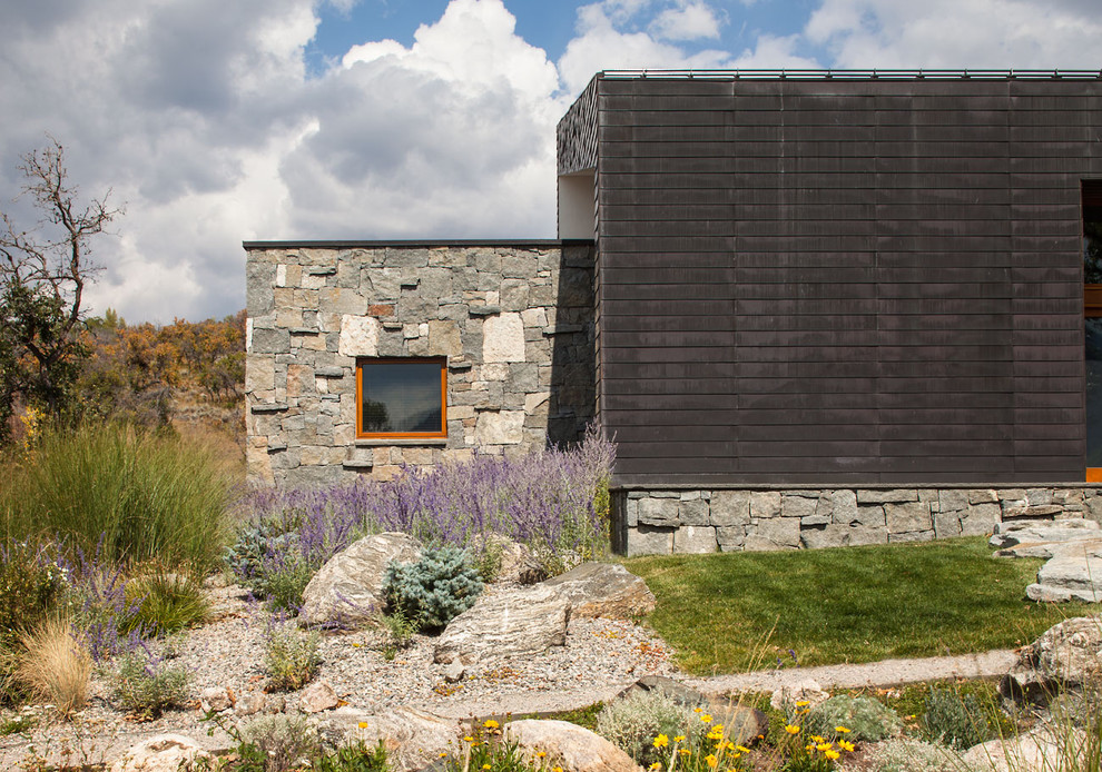 Einstöckiges Modernes Haus mit Mix-Fassade und schwarzer Fassadenfarbe in Denver