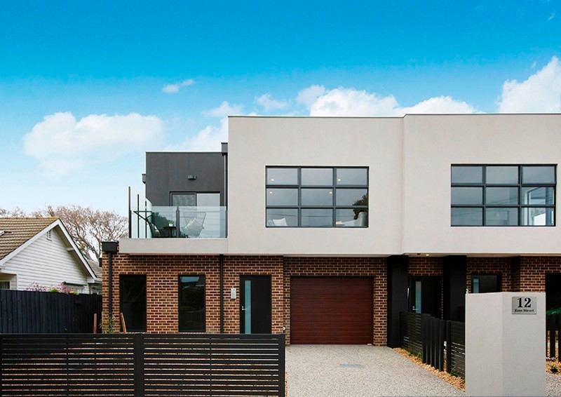 Ispirazione per la facciata di una casa marrone contemporanea a due piani con rivestimento in mattoni e tetto piano