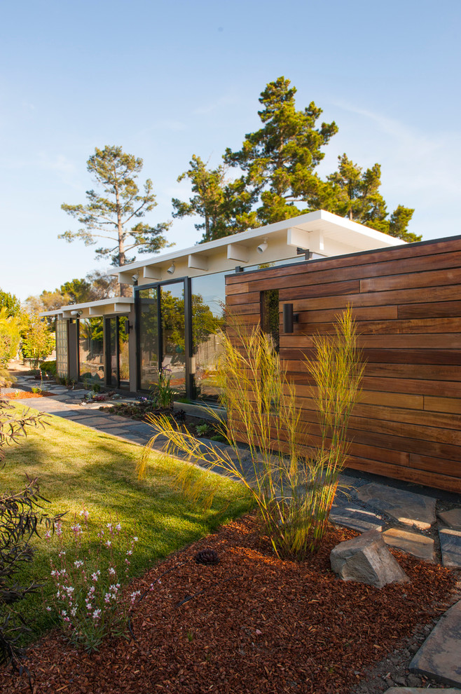 Imagen de fachada de casa marrón contemporánea de tamaño medio de una planta con revestimiento de madera y tejado plano
