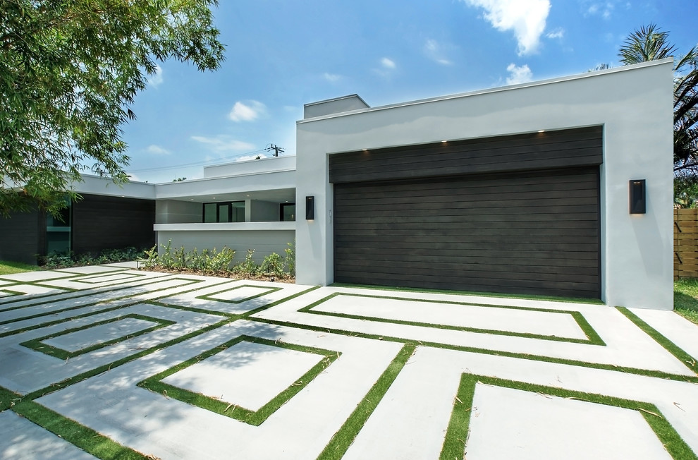 На фото: большой, одноэтажный, белый частный загородный дом в стиле модернизм с облицовкой из бетона и плоской крышей с
