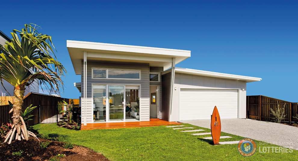 Mittelgroßes, Einstöckiges Maritimes Einfamilienhaus mit Faserzement-Fassade, grauer Fassadenfarbe und Blechdach in Gold Coast - Tweed