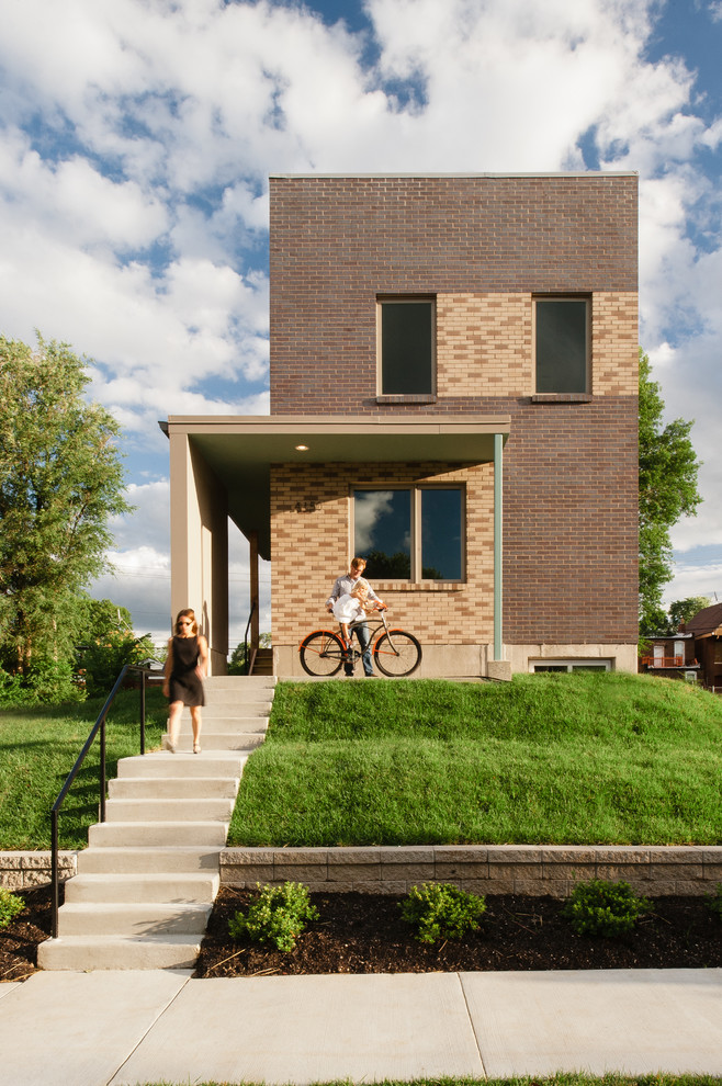 Идея дизайна: двухэтажный, кирпичный дом среднего размера в современном стиле с плоской крышей