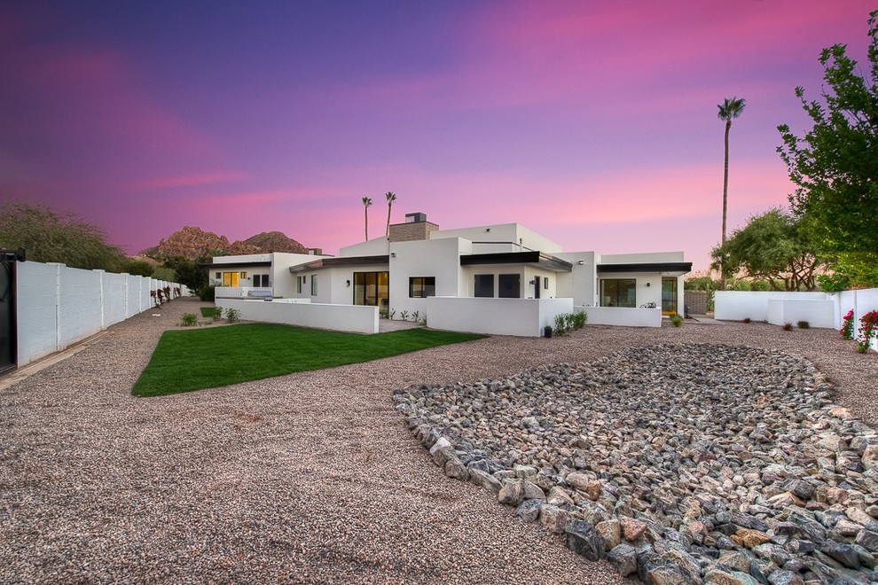 Photo of a midcentury house exterior in Phoenix.
