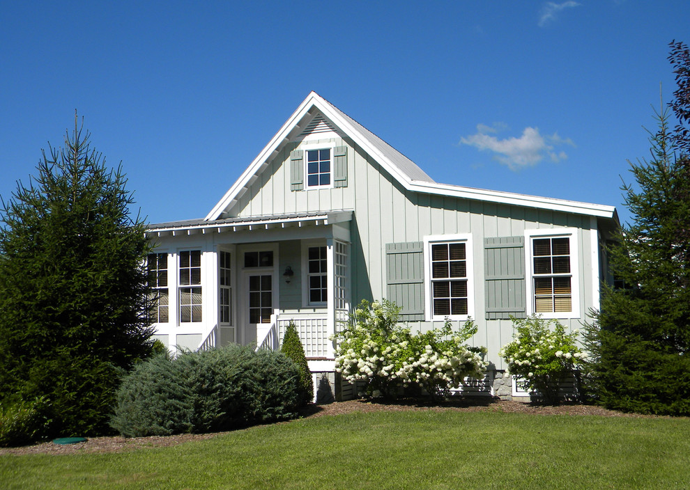 Imagen de fachada de estilo de casa de campo pequeña de una planta con revestimiento de madera