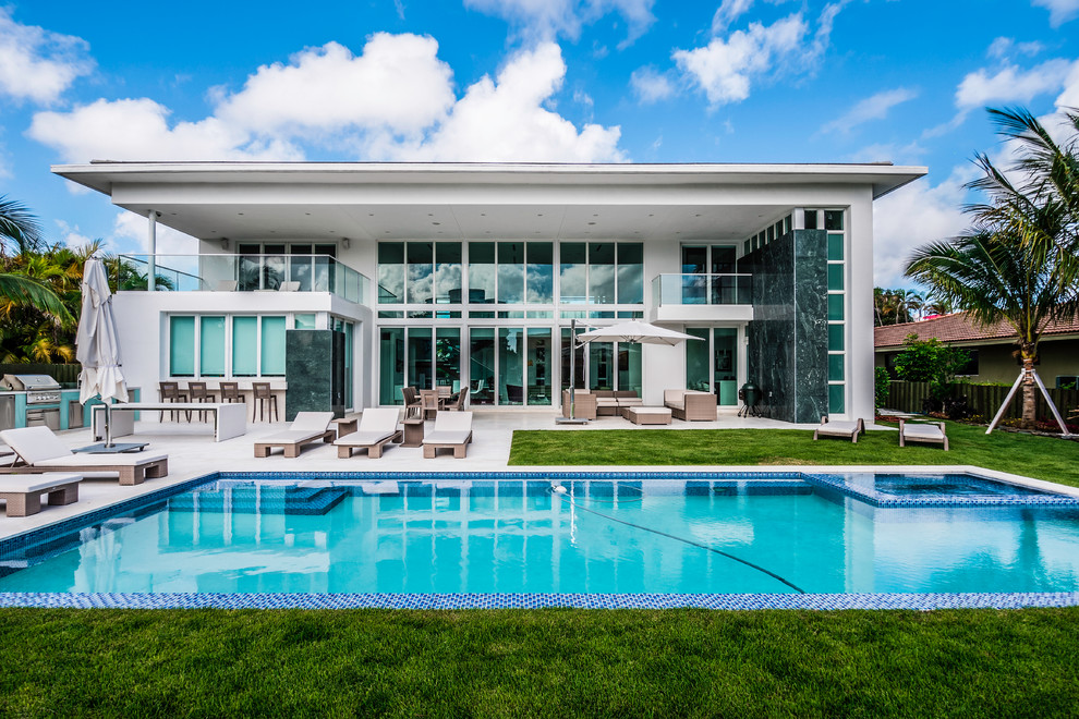 Photo of a contemporary house exterior in Miami.