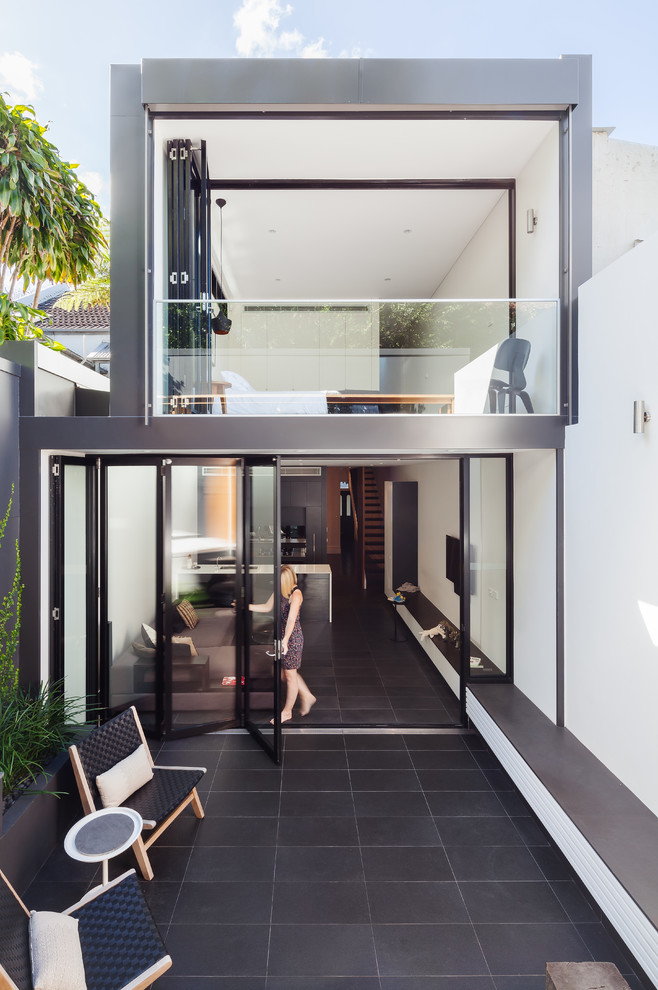 Mittelgroßes, Zweistöckiges Modernes Haus mit schwarzer Fassadenfarbe und Pultdach in Sonstige