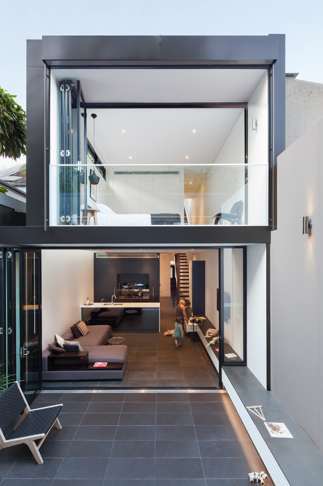 Mittelgroßes, Zweistöckiges Modernes Haus mit Flachdach und schwarzer Fassadenfarbe in Sonstige