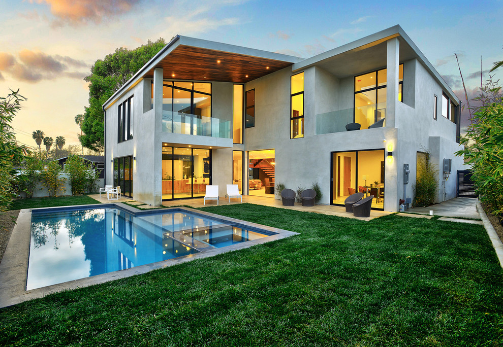Photo of a gey contemporary two floor house exterior in Los Angeles.