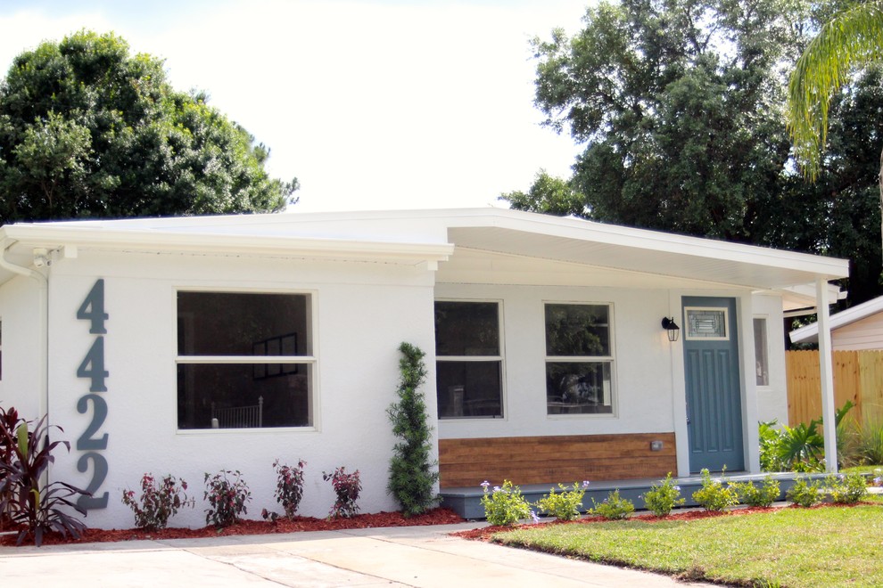 Inspiration for a medium sized and gey midcentury bungalow house exterior in Tampa with mixed cladding.