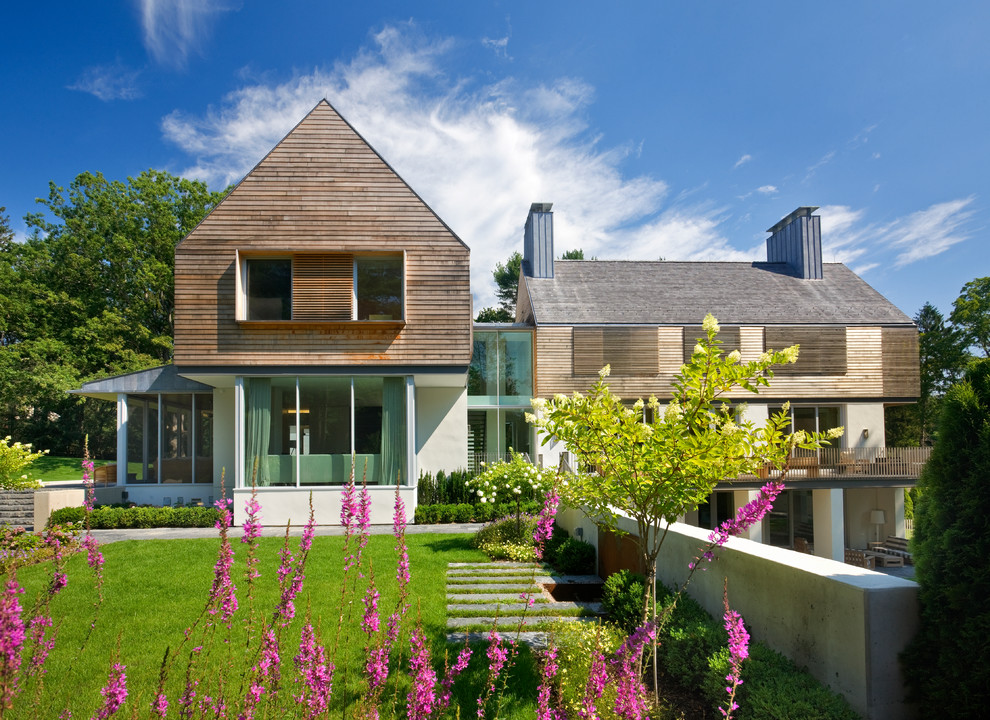 Стильный дизайн: огромный, трехэтажный, деревянный дом в современном стиле - последний тренд