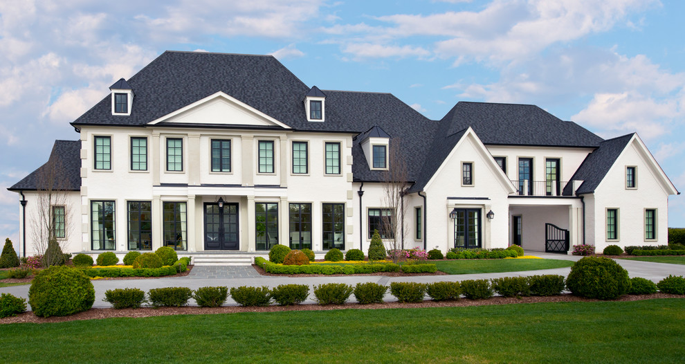 Zweistöckiges Klassisches Einfamilienhaus mit weißer Fassadenfarbe, Walmdach und Schindeldach in Nashville