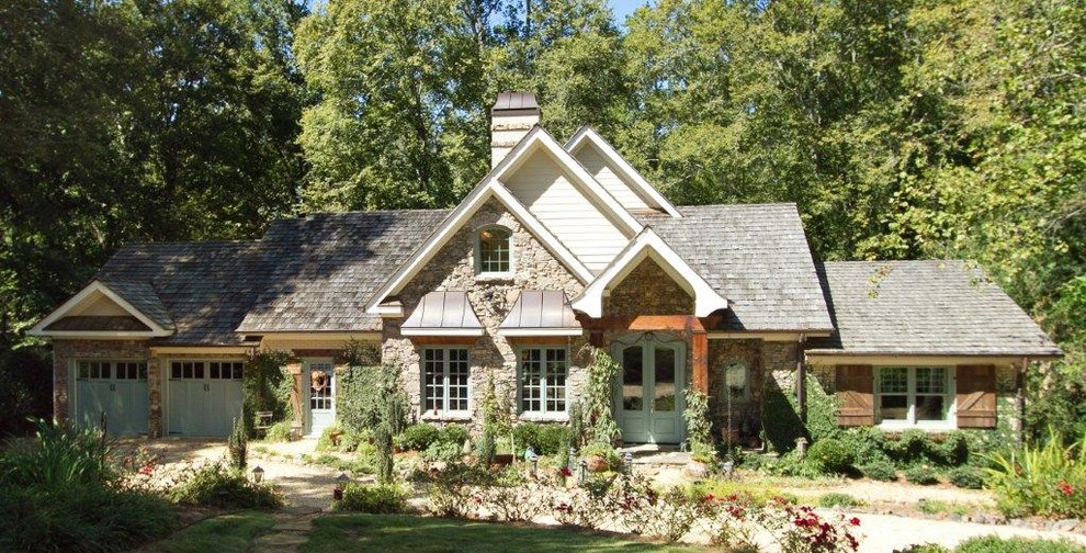 Cette photo montre une grande façade de maison beige chic à un étage avec un revêtement mixte, un toit à deux pans et un toit en shingle.