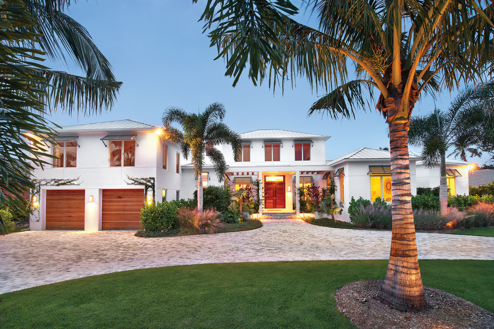 Zweistöckiges Haus mit weißer Fassadenfarbe in Miami