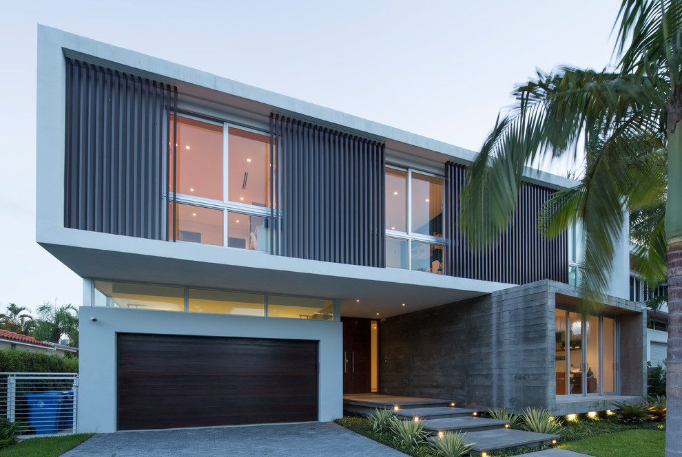 Источник вдохновения для домашнего уюта: большой, двухэтажный, серый частный загородный дом в современном стиле с облицовкой из бетона и плоской крышей