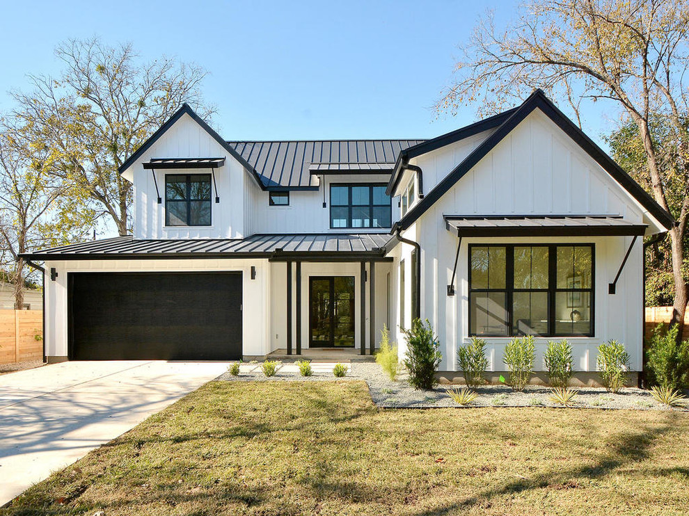 Inspiration pour une grande façade de maison blanche minimaliste en panneau de béton fibré à un étage avec un toit à deux pans.