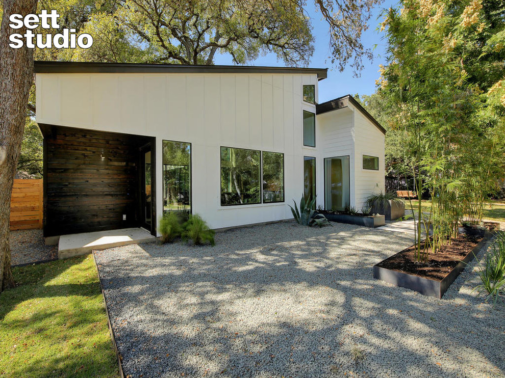 Свежая идея для дизайна: белый, двухэтажный частный загородный дом среднего размера в стиле модернизм - отличное фото интерьера