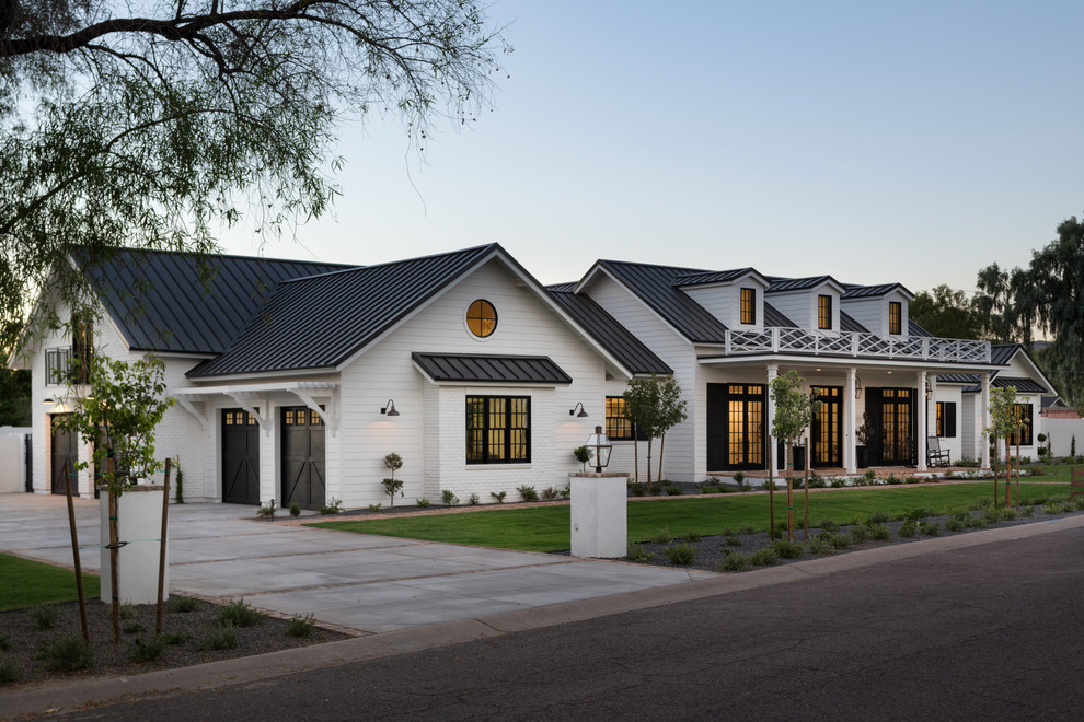 Großes, Einstöckiges Landhausstil Einfamilienhaus mit Mix-Fassade, weißer Fassadenfarbe und Blechdach in Phoenix