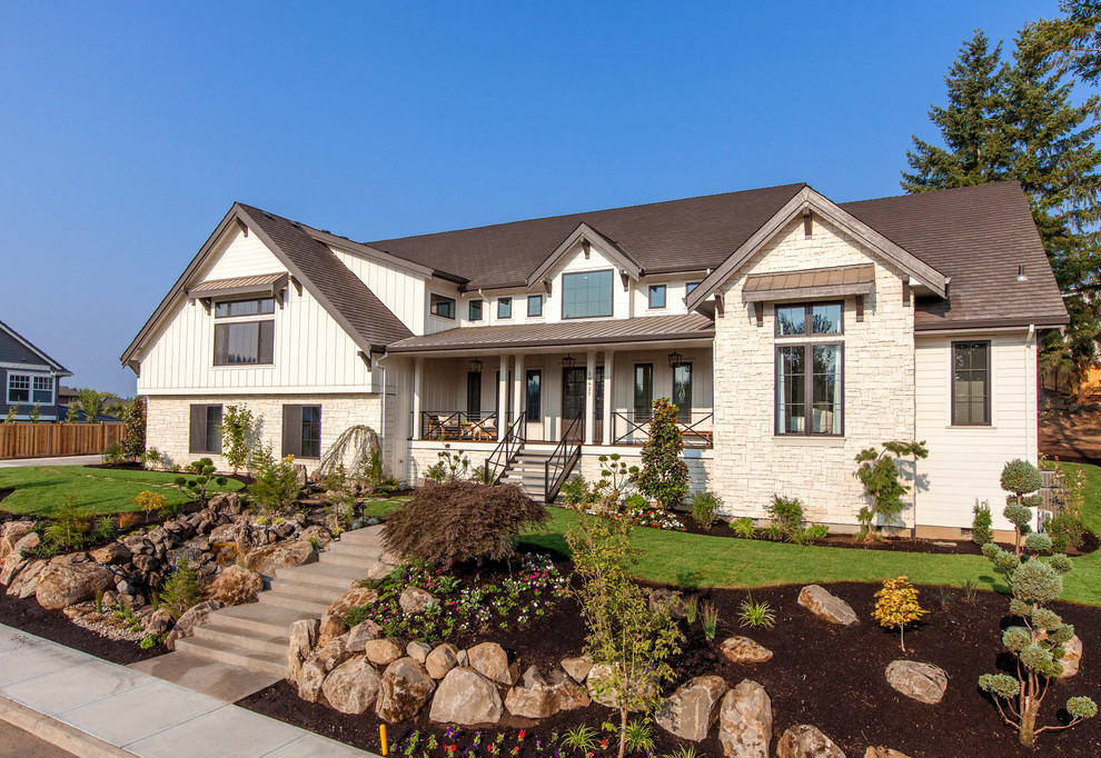 Geräumiges, Zweistöckiges Country Einfamilienhaus mit Mix-Fassade, weißer Fassadenfarbe, Satteldach und Misch-Dachdeckung in Portland