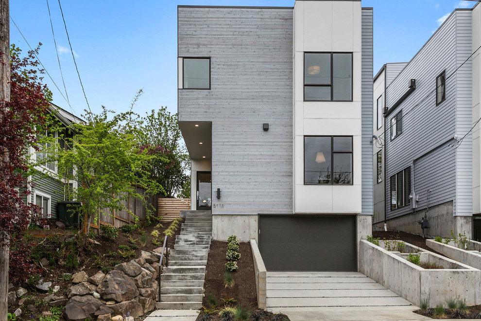 Стильный дизайн: трехэтажный, деревянный, серый частный загородный дом в современном стиле с плоской крышей - последний тренд