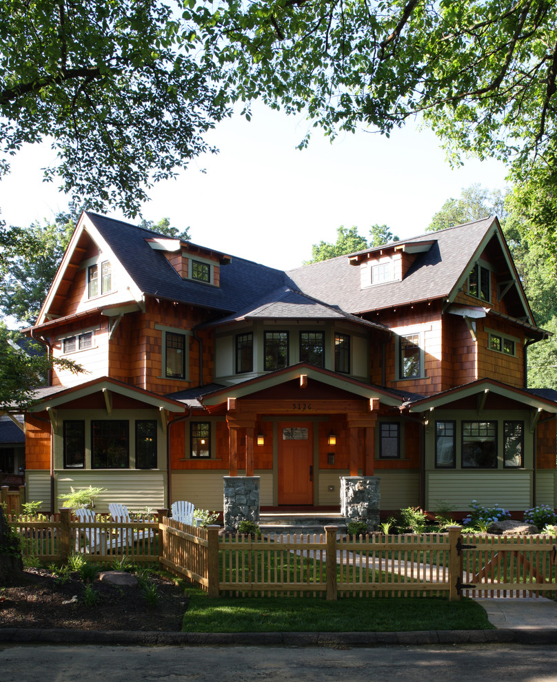 Große, Dreistöckige Rustikale Holzfassade Haus mit Dachgaube in Seattle