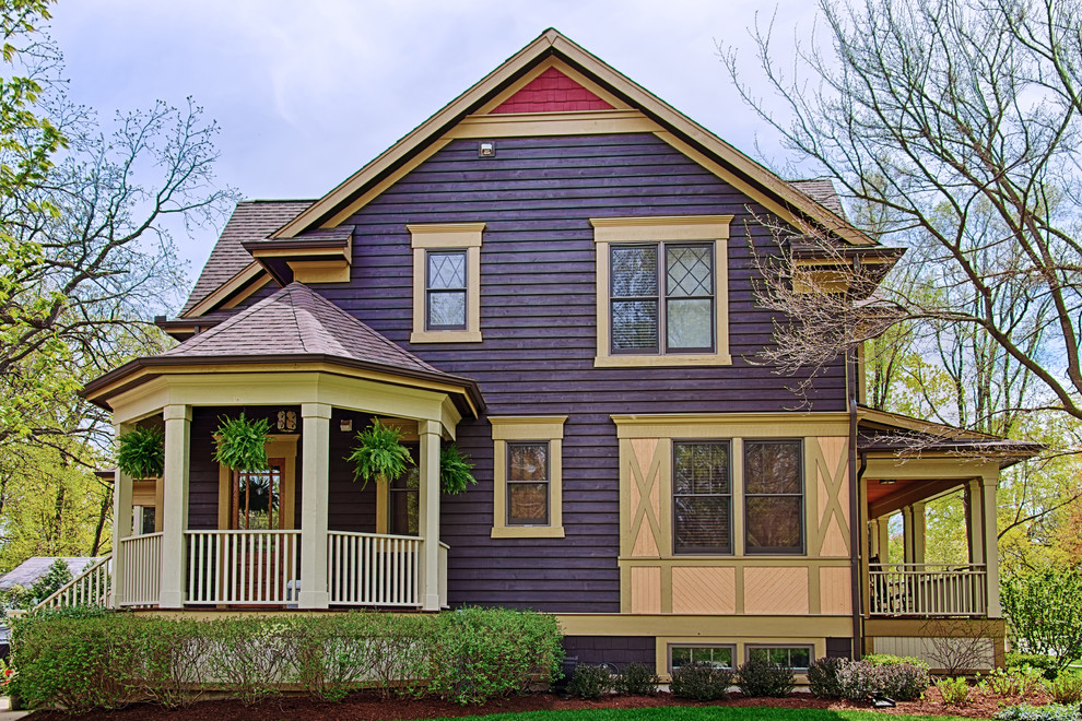 Cette image montre une façade de maison violet bohème en bois de taille moyenne et à un étage.